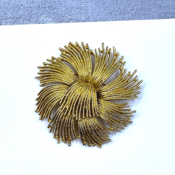 Monet Cordelia brooch, which was designed in 1963 by Leroy Miozzi Vintage Floral - Picture 10 of 11